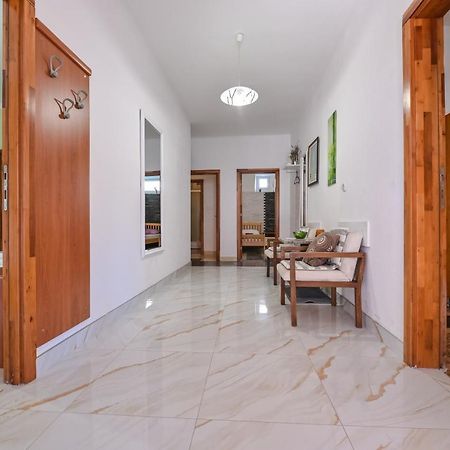Apartments Smoky Новалья Экстерьер фото