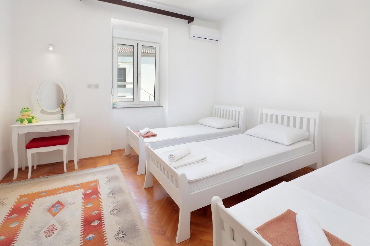 Apartments Smoky Новалья Экстерьер фото