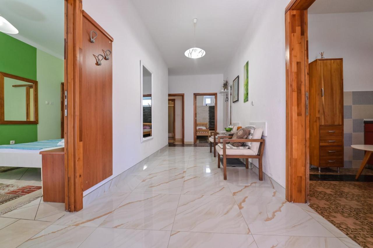Apartments Smoky Новалья Экстерьер фото