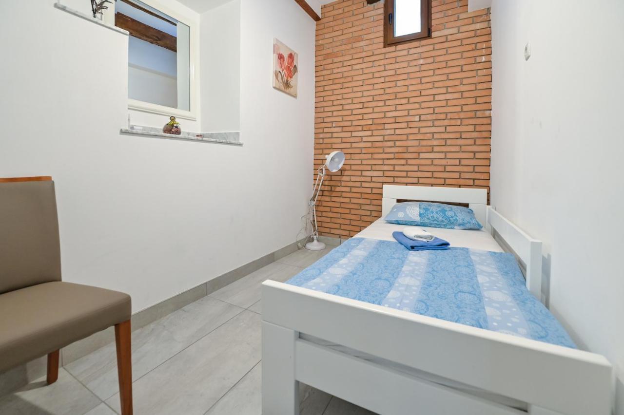 Apartments Smoky Новалья Экстерьер фото